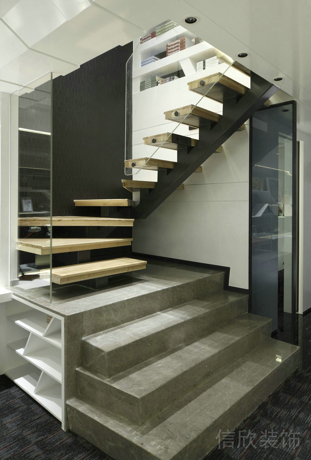 辦公室階梯效果圖裝修鏤空木質(zhì)過(guò)道玻璃集墻板設(shè)計(jì)圖