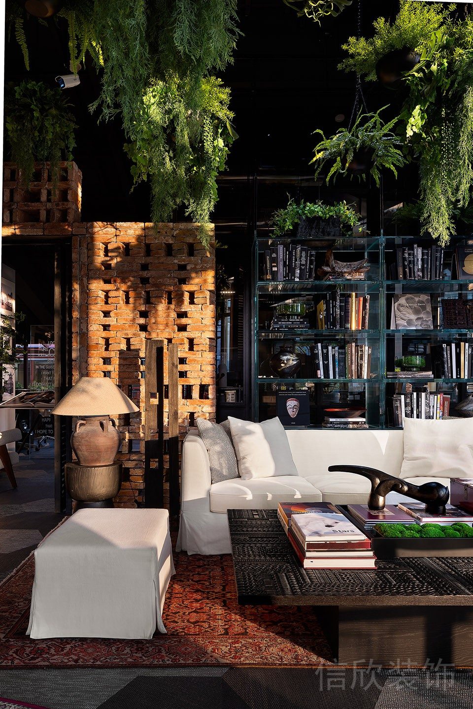 壁掛式綠植裝修白色仿皮沙發(fā)原木浮雕圖案桌面辦公室休息區(qū)設(shè)計(jì)