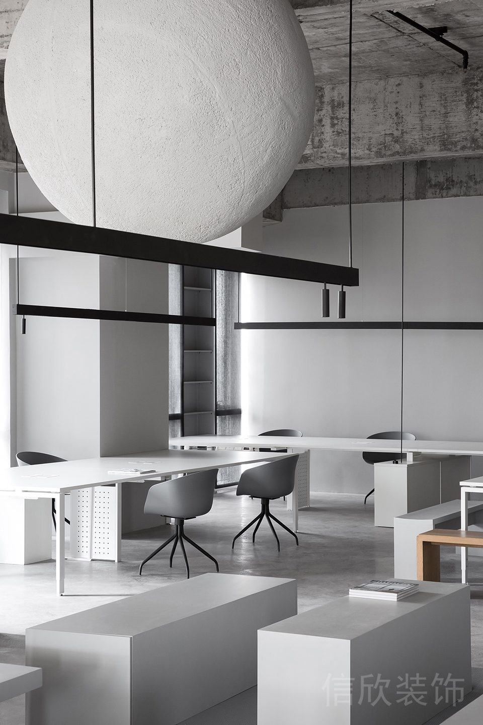 辦公室設(shè)計(jì)工業(yè)風(fēng)效果灰色調(diào)天花吊頂led燈飾茶幾白色效果