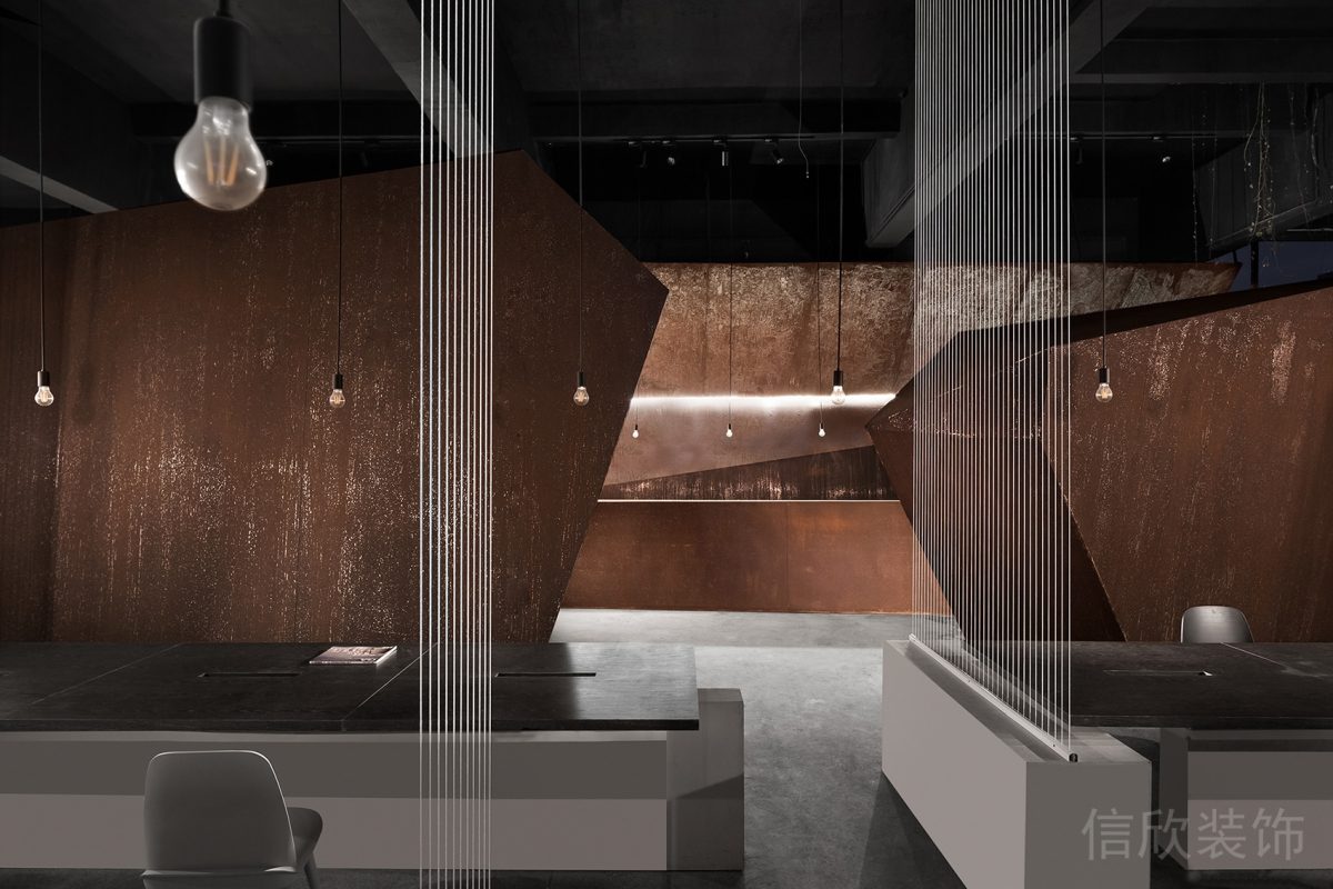 辦公室條紋鏤空設(shè)計(jì)金屬創(chuàng)意裝修紅色墻體效果裝修工業(yè)風(fēng)效果圖