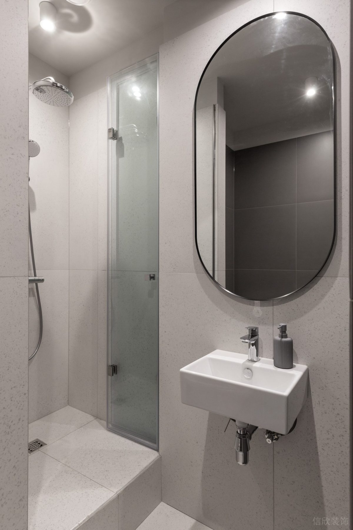 壁掛式洗手臺設(shè)計階梯式干濕分離裝修沐浴室效果圖