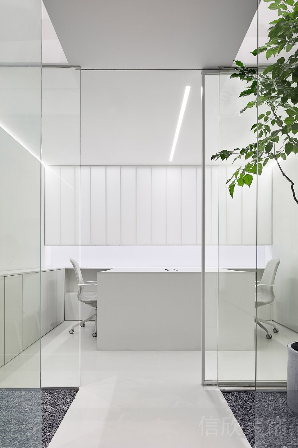 辦公室裝修面對面工作區(qū)域玻璃隔音處理設(shè)計效果圖