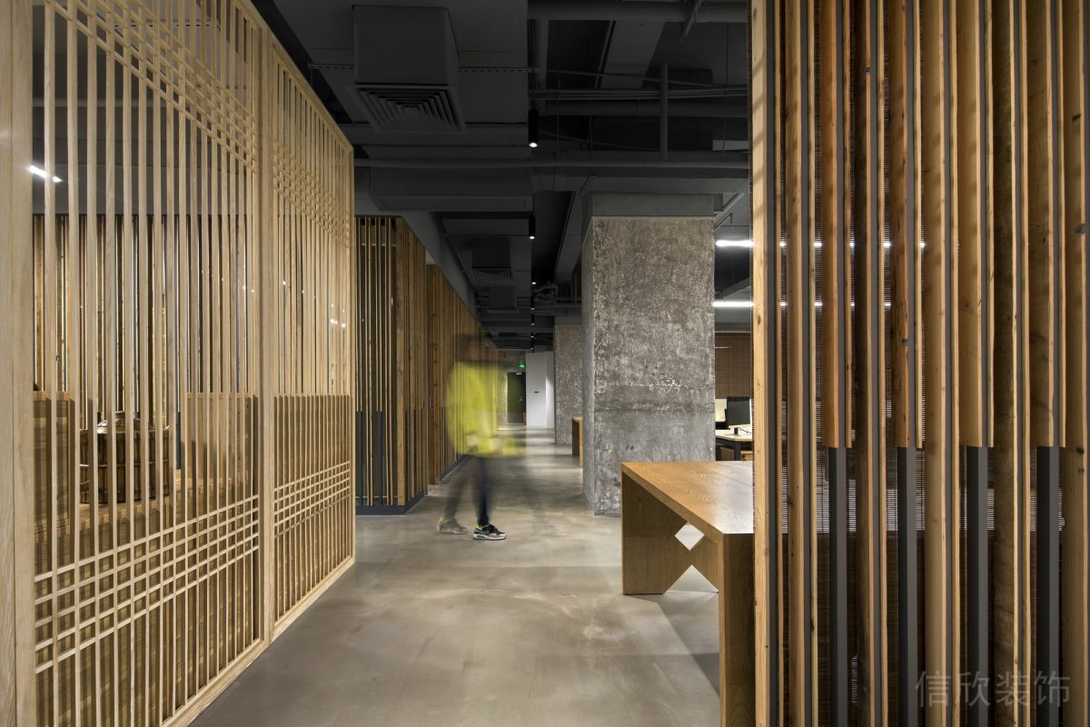 辦公室裝修設(shè)計走廊竹編鏤空墻體設(shè)計效果工業(yè)風(fēng)墻柱設(shè)計