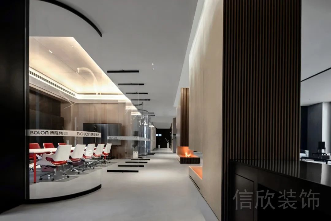 玻璃弧線隔斷效果木飾面條紋肌理設(shè)計(jì)直線式過道