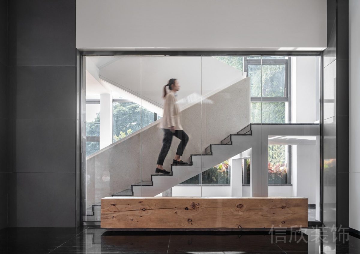 玻璃墻體隔斷透明階梯效果圖木質(zhì)休息區(qū)機構(gòu)裝修圖