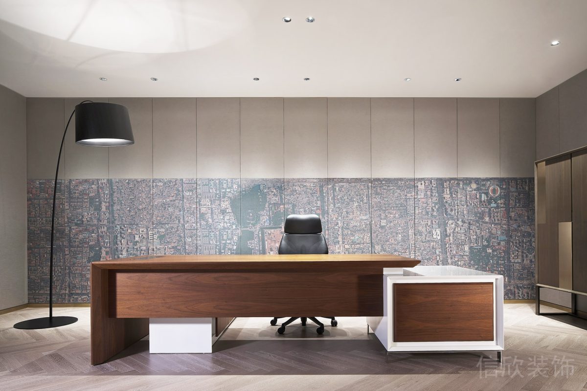 半墻設(shè)計(jì)皮革軟包效果地圖圖案木質(zhì)長(zhǎng)桌效果辦公室
