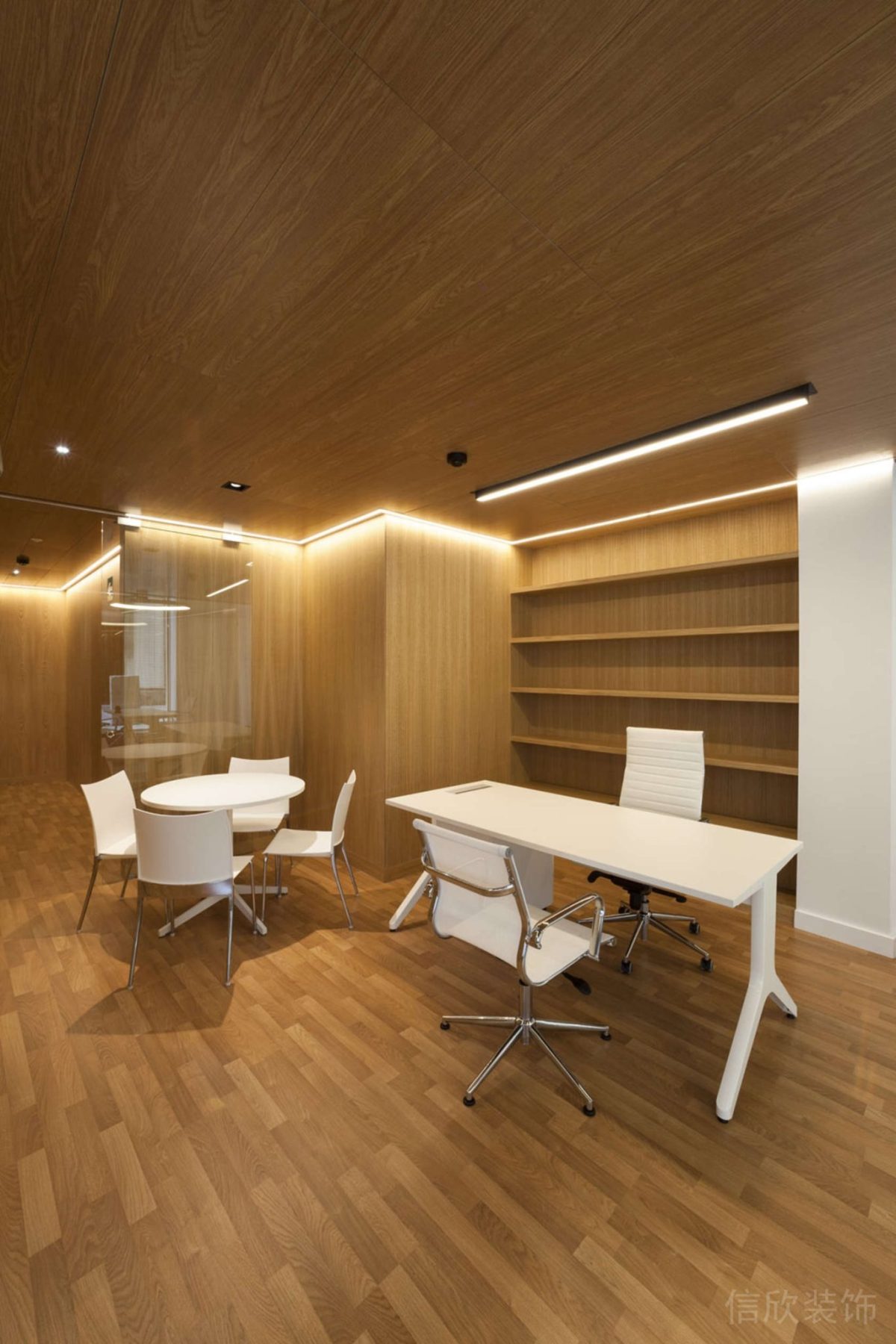 白色極簡風(fēng)桌椅裝修原木地板天花板墻壁內(nèi)嵌式置物柜辦公室裝修設(shè)計(jì)