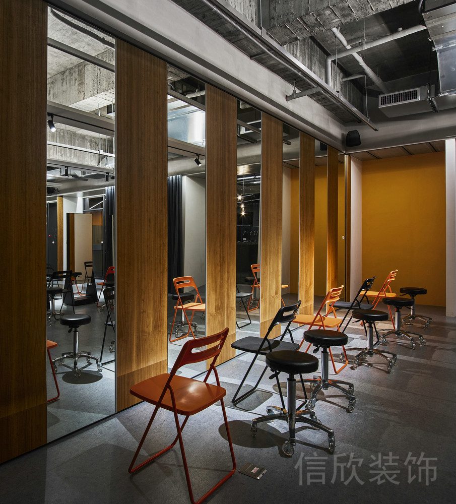 半原木墻壁與半高透鏡面玻璃設(shè)計灰色大理石地板裝修辦公室裝修設(shè)計圖