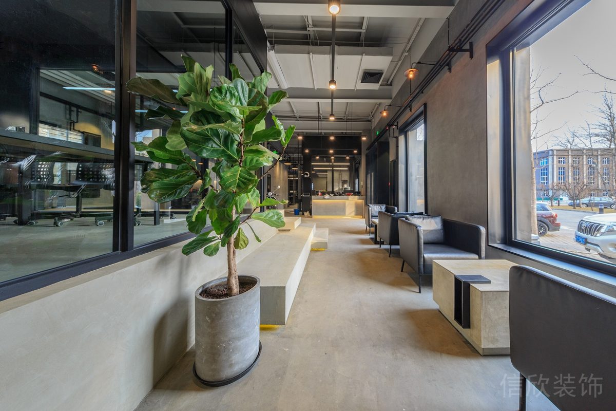 窗邊裝修沙發(fā)效果直線式過道玻璃墻體隔斷灰色調(diào)空間設(shè)計