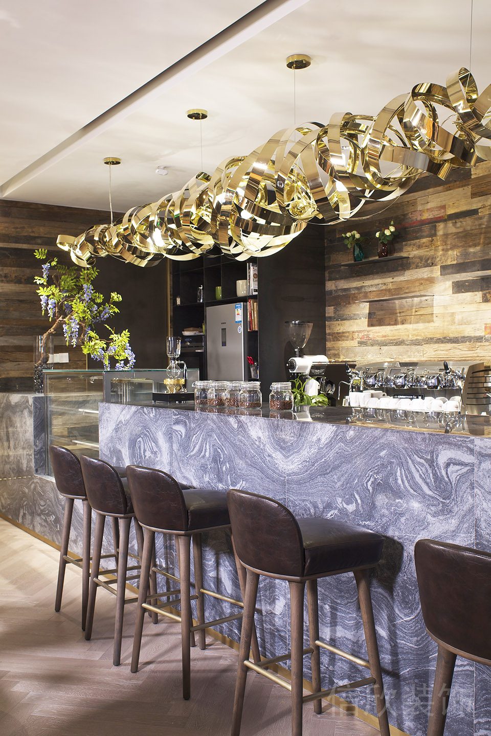 茶水間裝修設(shè)計(jì)瓷磚工作桌高腳凳效果