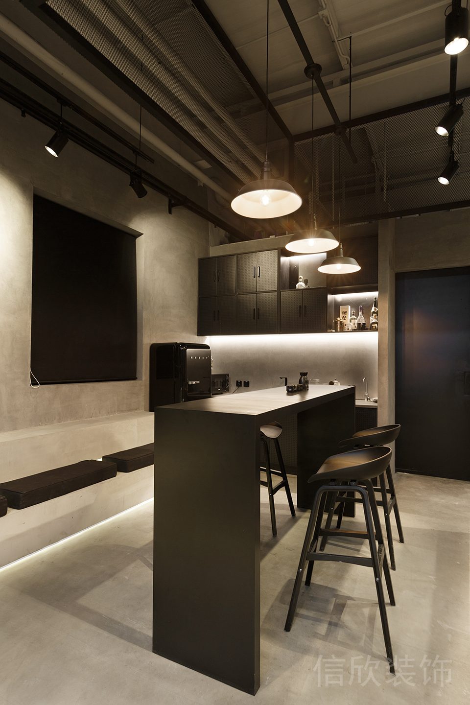 茶水間裝修設(shè)計(jì)黑色調(diào)工業(yè)風(fēng)高腳凳效果燈飾創(chuàng)意造型效果圖