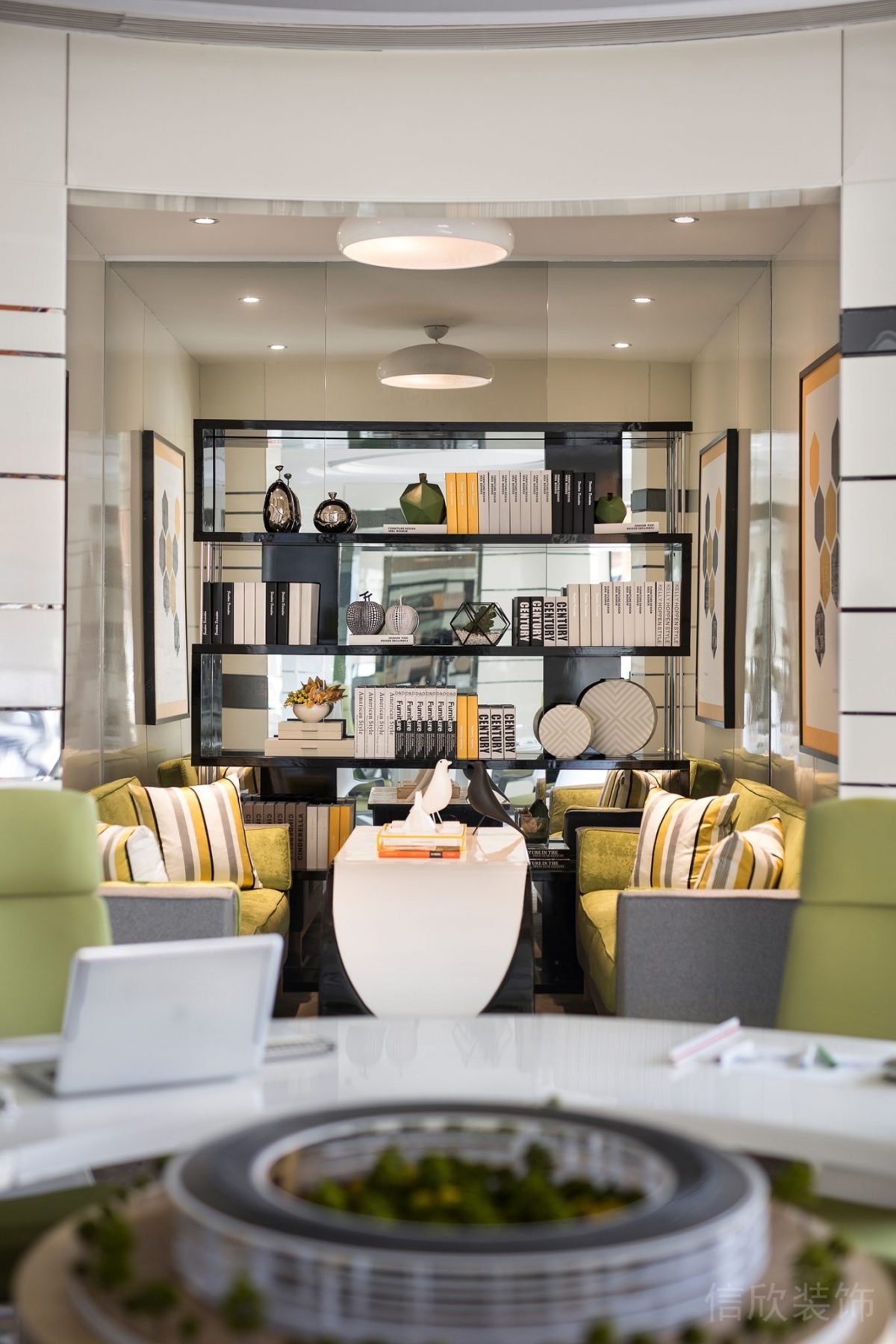 對(duì)稱式鏡面收納柜裝修設(shè)計(jì)客廳裝修