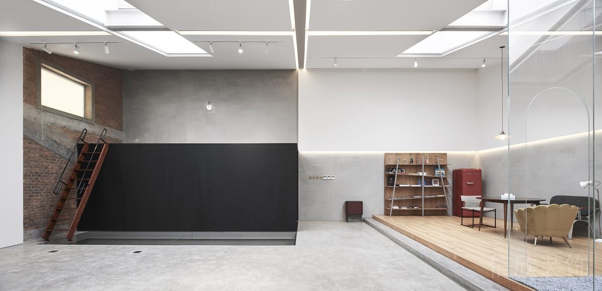 地臺(tái)木質(zhì)地板原木風(fēng)現(xiàn)代簡(jiǎn)約天花內(nèi)嵌式燈飾設(shè)計(jì)辦公室