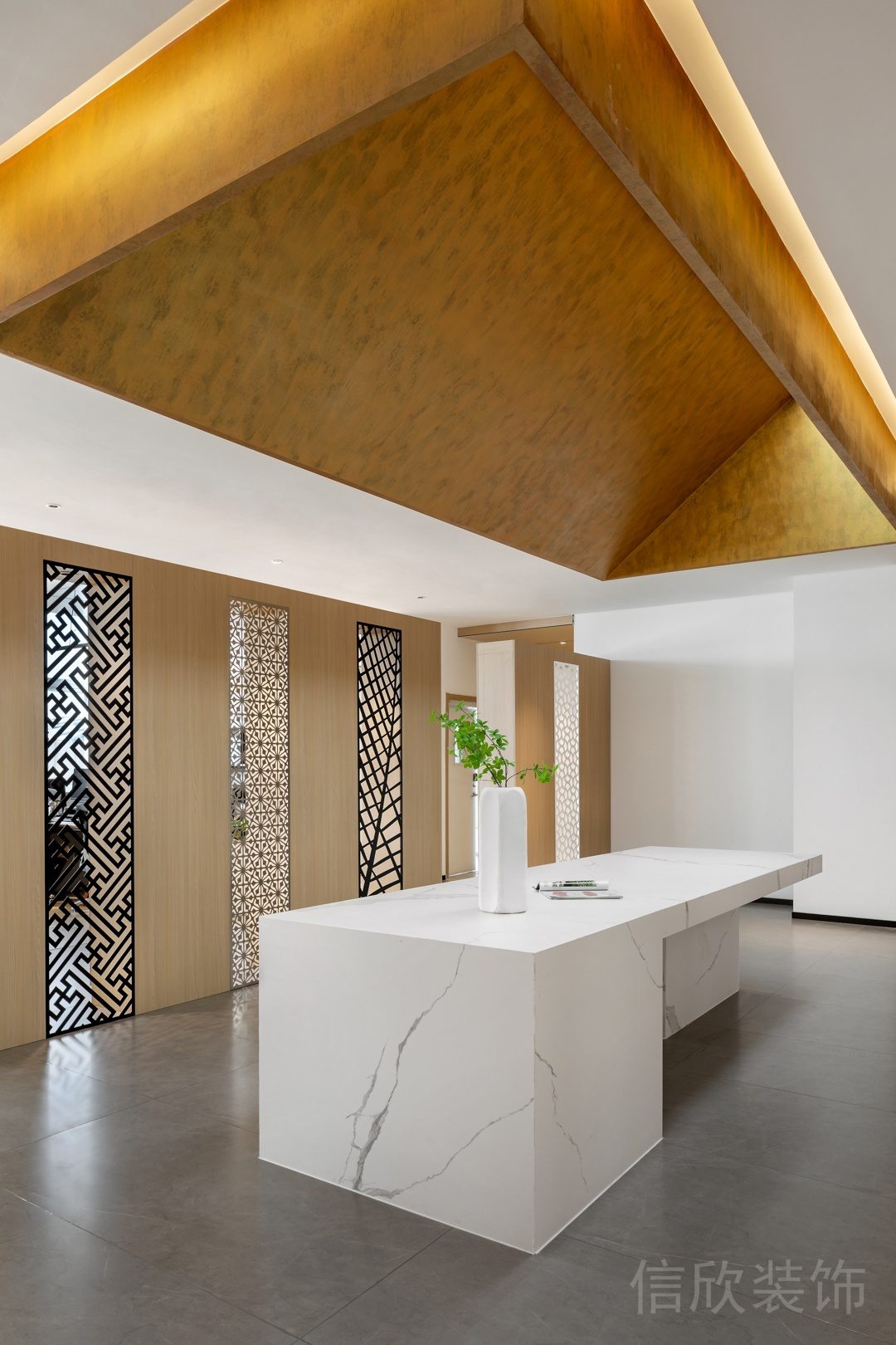 大廳設(shè)計(jì)大理石白色長桌鏤空中式屏風(fēng)鏤空設(shè)計(jì)