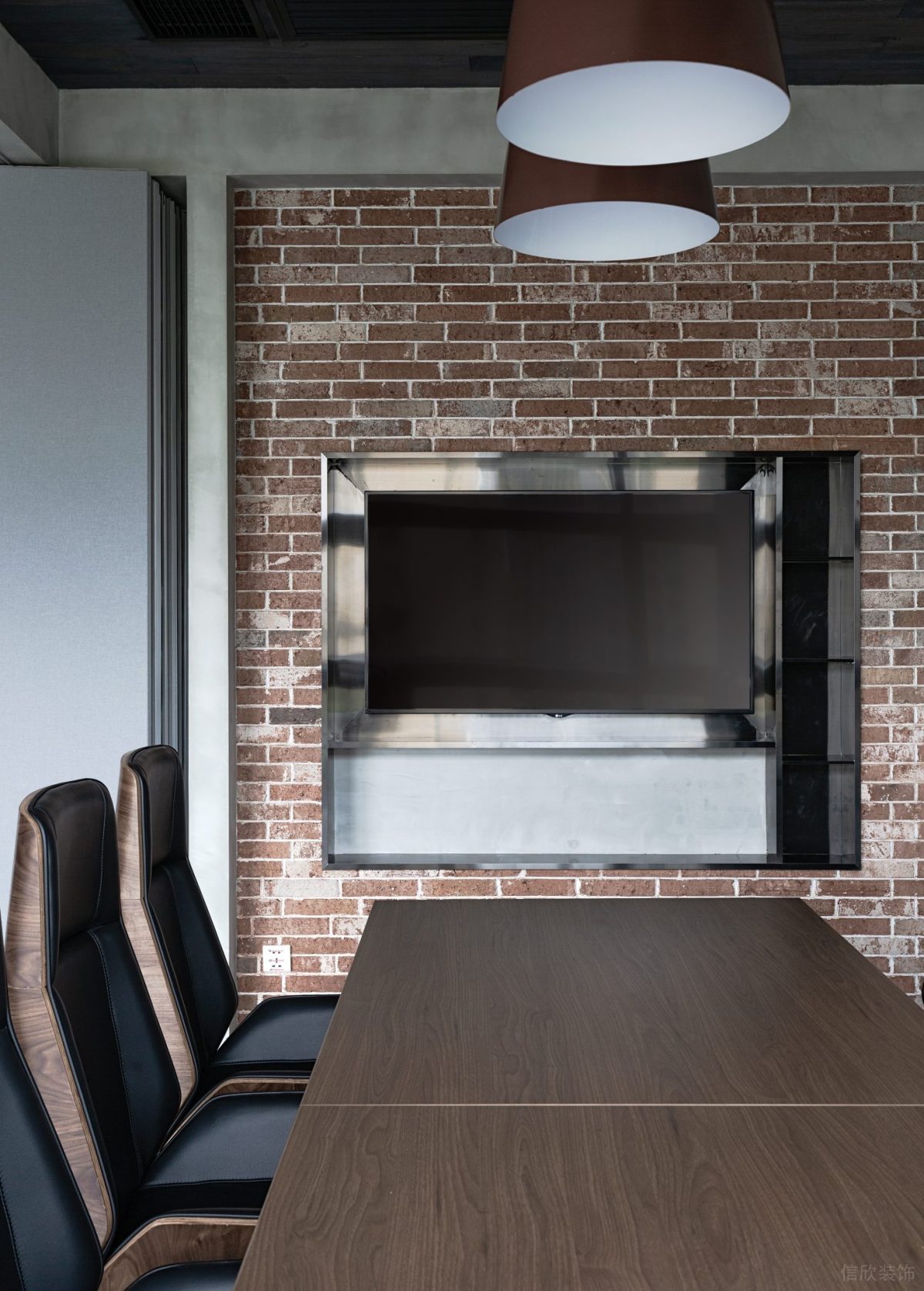 復(fù)古紅墻設(shè)計直線式會議桌裝修木質(zhì)效果圖