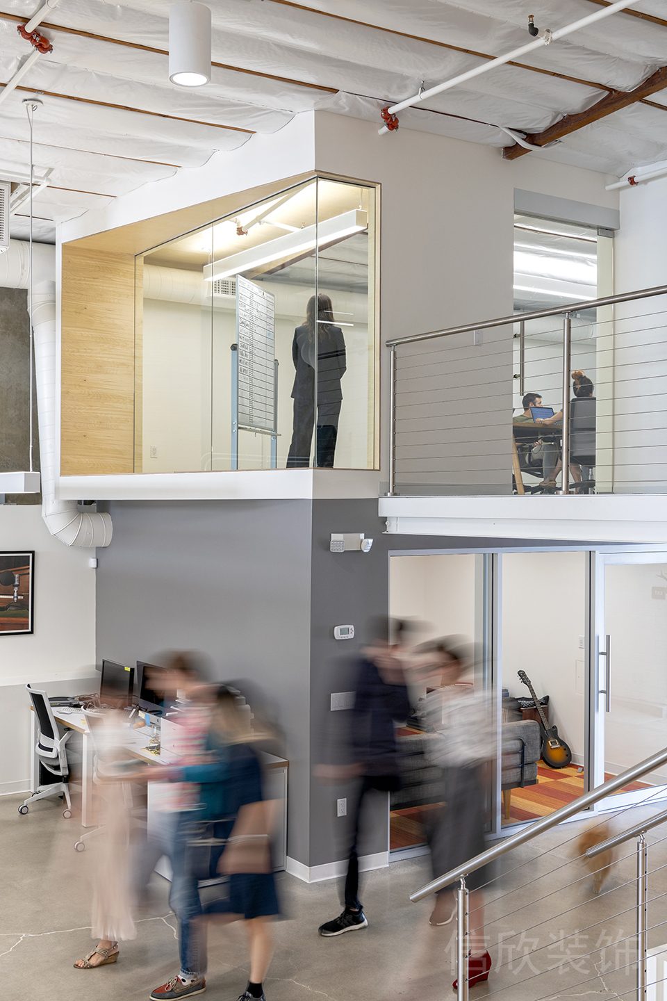 復(fù)式辦公室玻璃墻體隔斷金屬欄桿集墻板過道辦公室設(shè)計