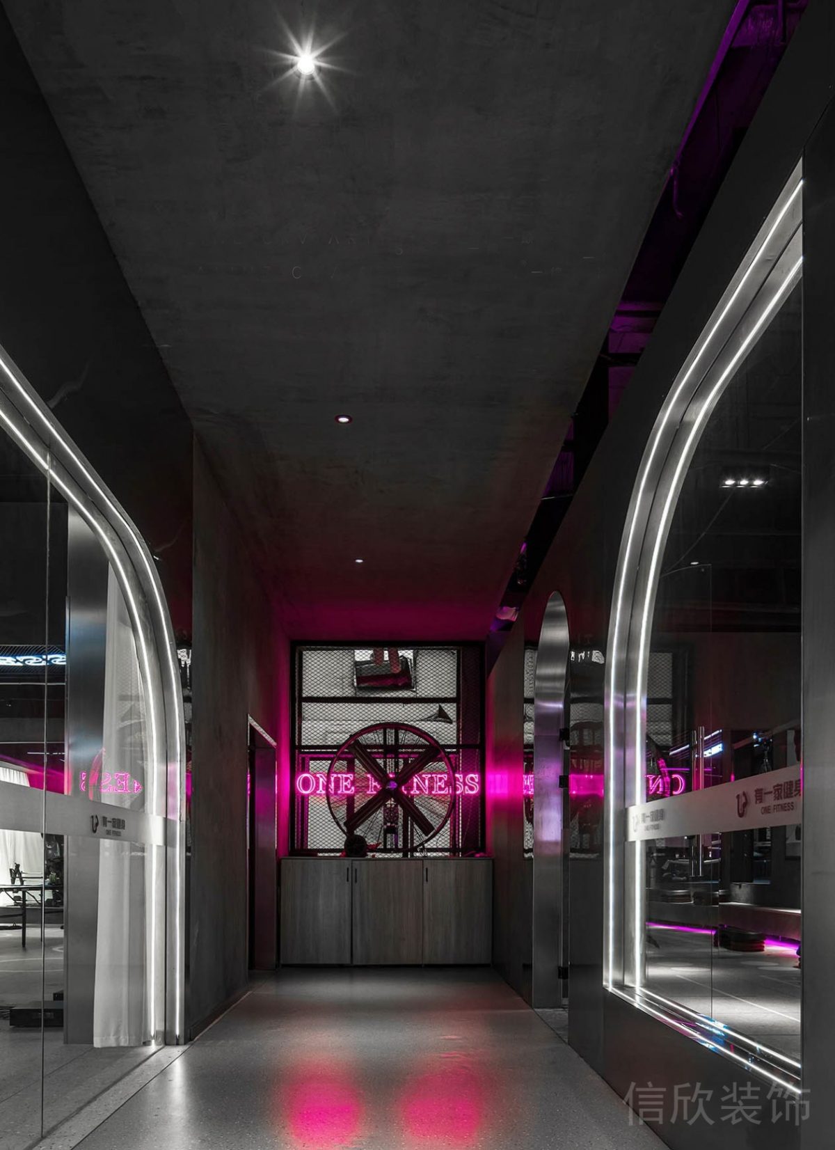 滾輪式賽博朋克風(fēng)健身房過道裝修玻璃弧線隔斷效果