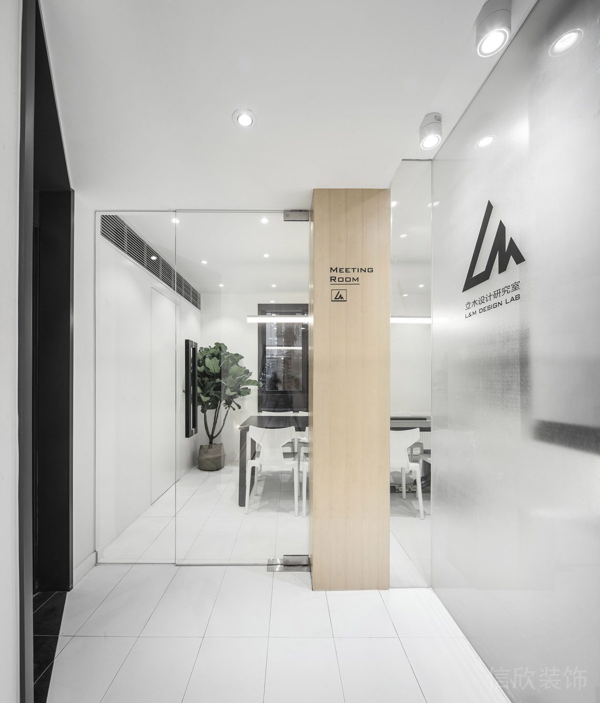 高透玻璃門裝修原木支撐柱辦公室門面裝修設(shè)計圖