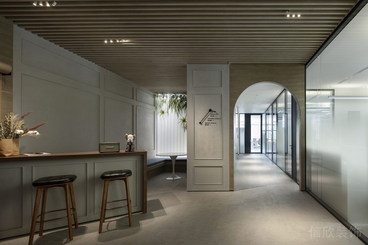 拱形門(mén)框鏤空木質(zhì)天花設(shè)計(jì)辦公室水吧臺(tái)打印區(qū)