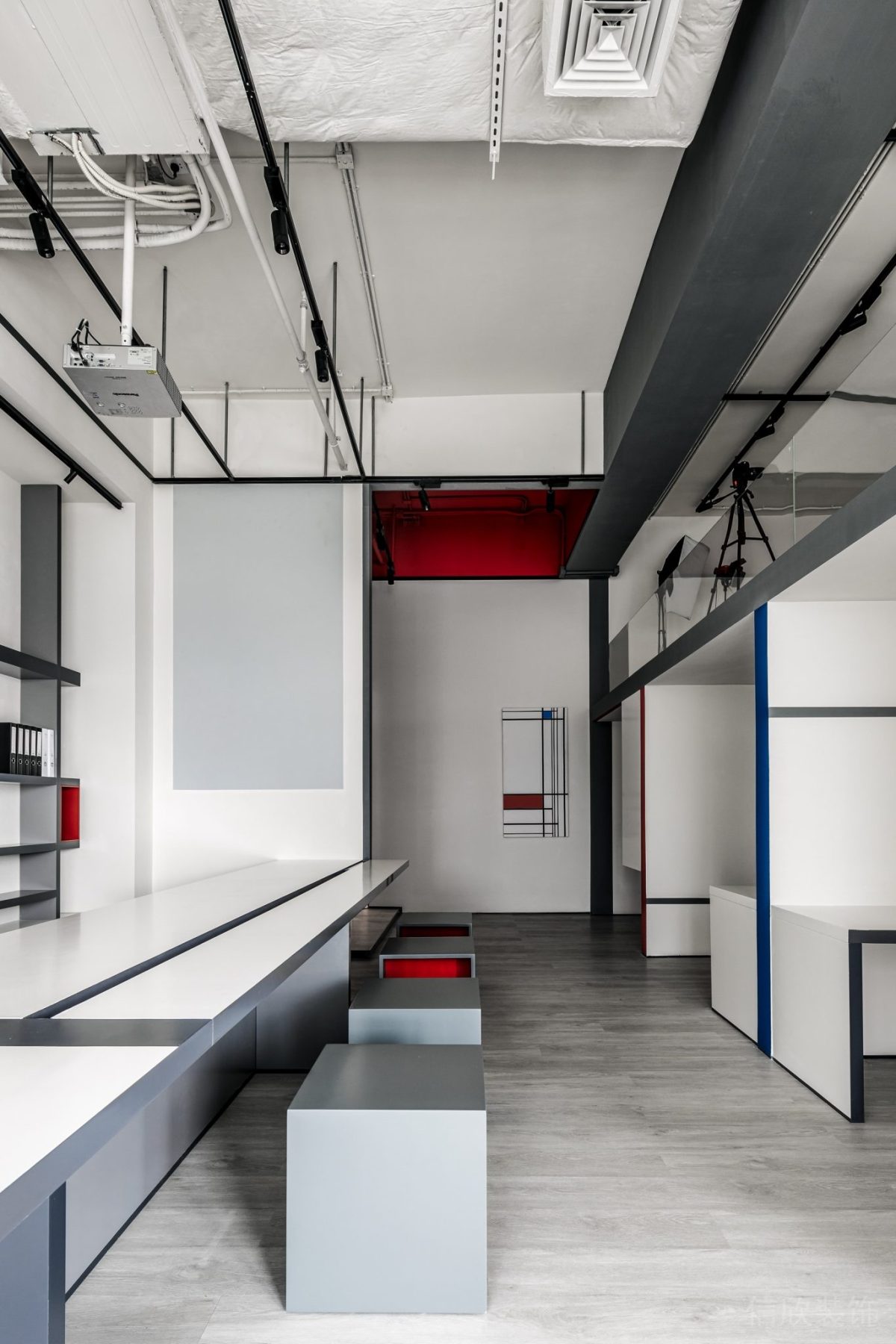 工業(yè)風天花板方形極簡風桌椅設計員工休息區(qū)