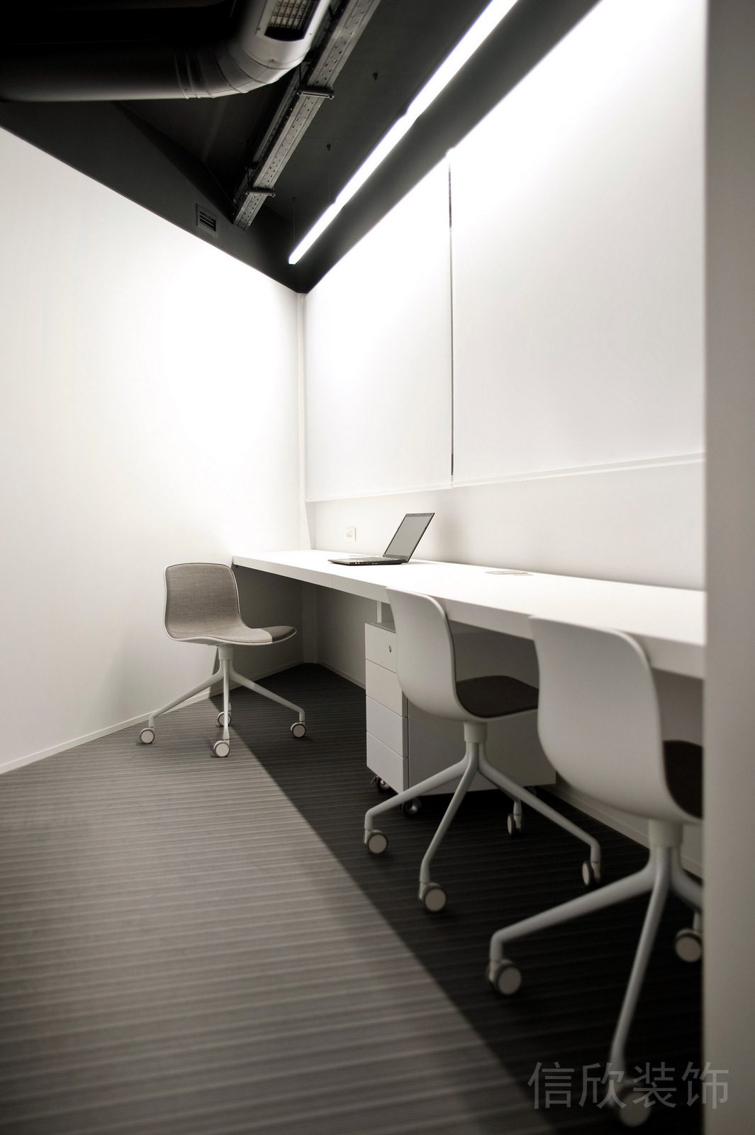 工業(yè)風(fēng)天花板裝修白色桌板墻壁設(shè)計(jì)辦公室裝修設(shè)計(jì)圖