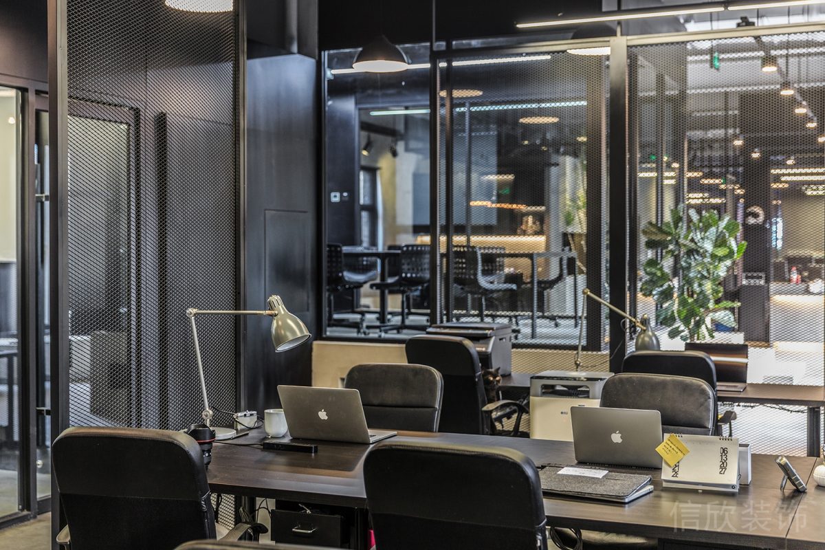 工作桌員工研發(fā)區(qū)域裝修簡(jiǎn)約風(fēng)長(zhǎng)桌效果黑色金屬裝修