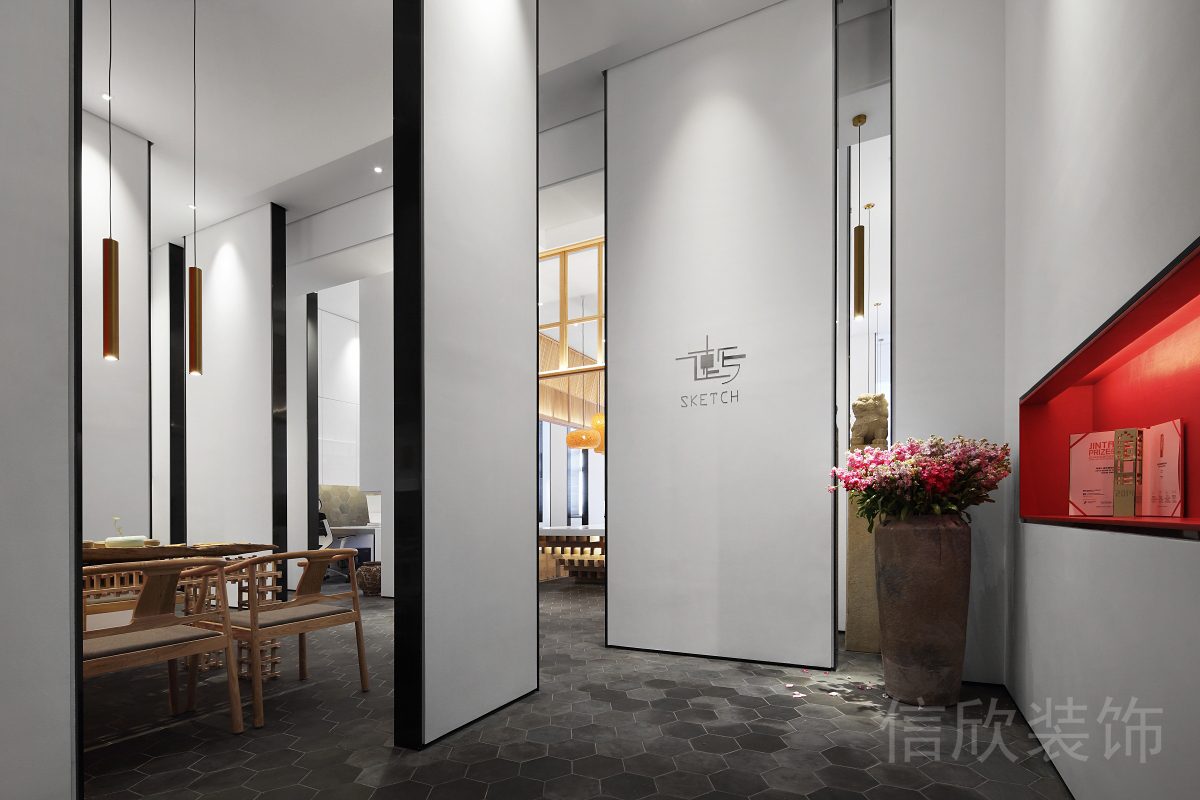 黑白色調(diào)墻體隔斷旋轉(zhuǎn)偏軸門設(shè)計(jì)木質(zhì)家具過(guò)道設(shè)計(jì)辦公室