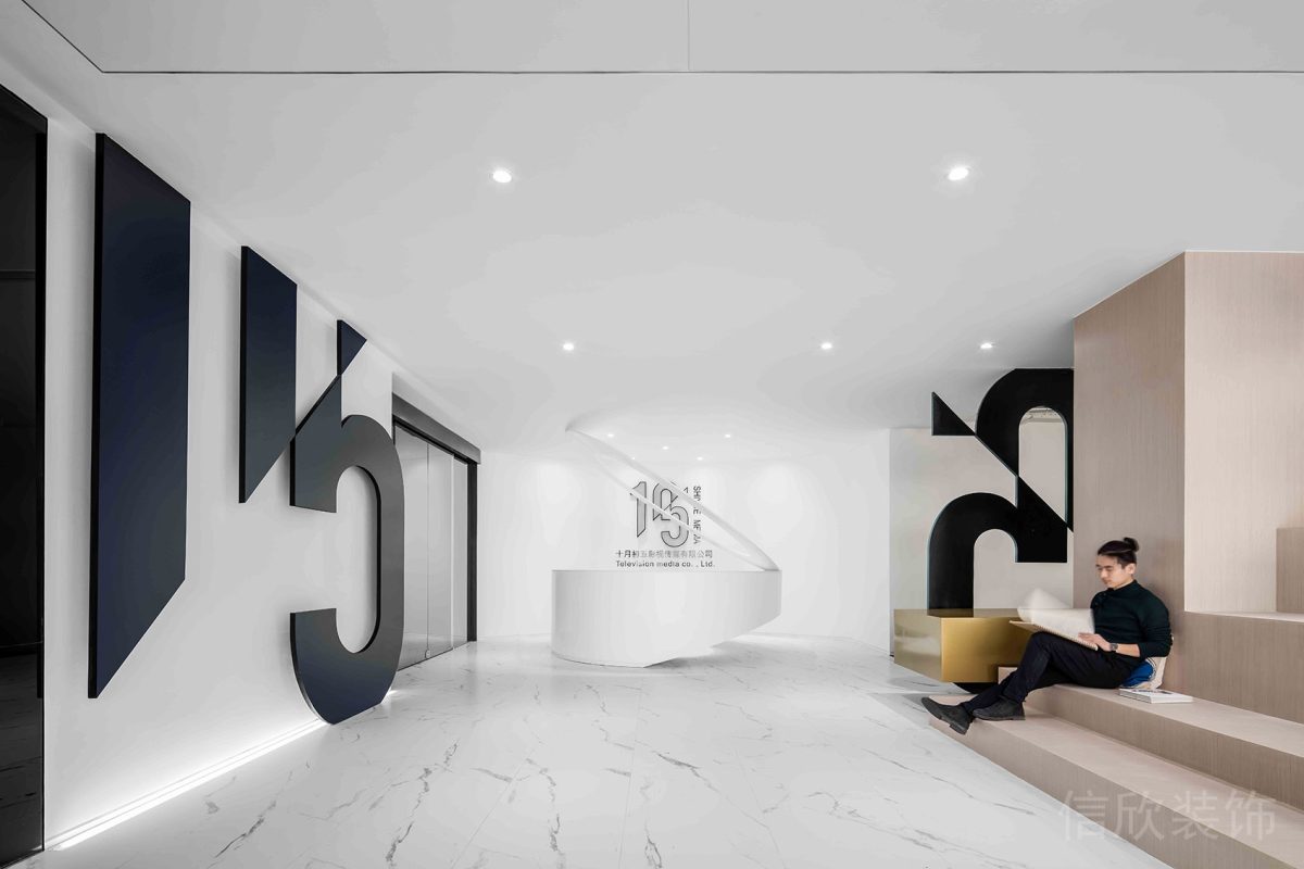 黑白色調現(xiàn)代極簡風辦公室大廳裝修階梯式休息區(qū)裝修圖