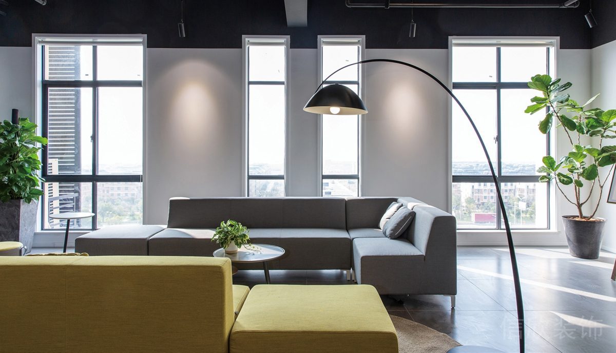 灰色紡織沙發(fā)設計黑色調工業(yè)風天花板裝修辦公室休息區(qū)設計圖