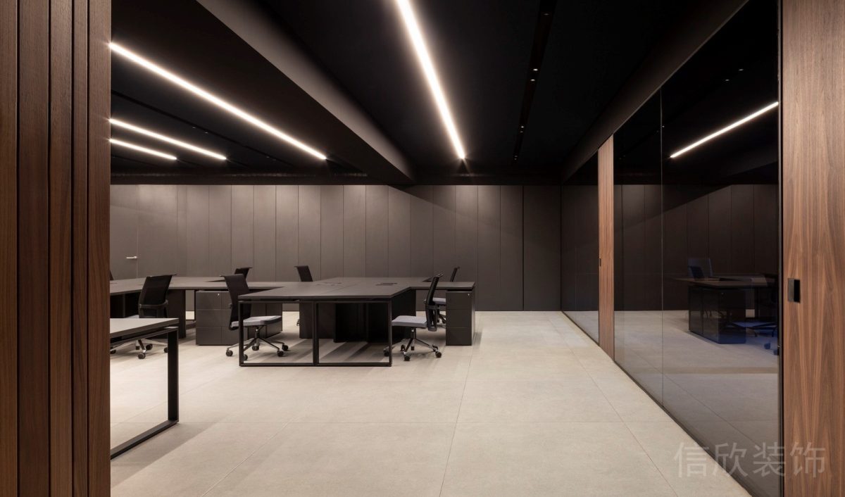 灰色鏡面玻璃裝修黑色墻壁設(shè)計(jì)辦公室裝修