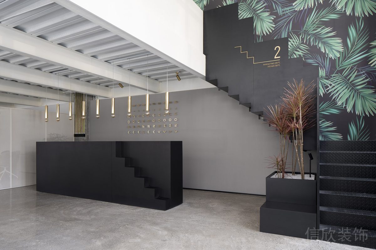 黑色金屬過道斜面創(chuàng)意設(shè)計(jì)瓷磚效果辦公室前臺(tái)區(qū)裝修圖