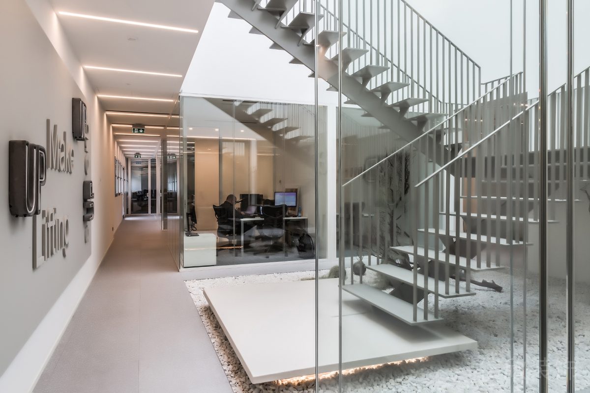 灰色鋁合金樓梯裝修高透玻璃門板設(shè)計辦公室樓梯間裝修設(shè)計