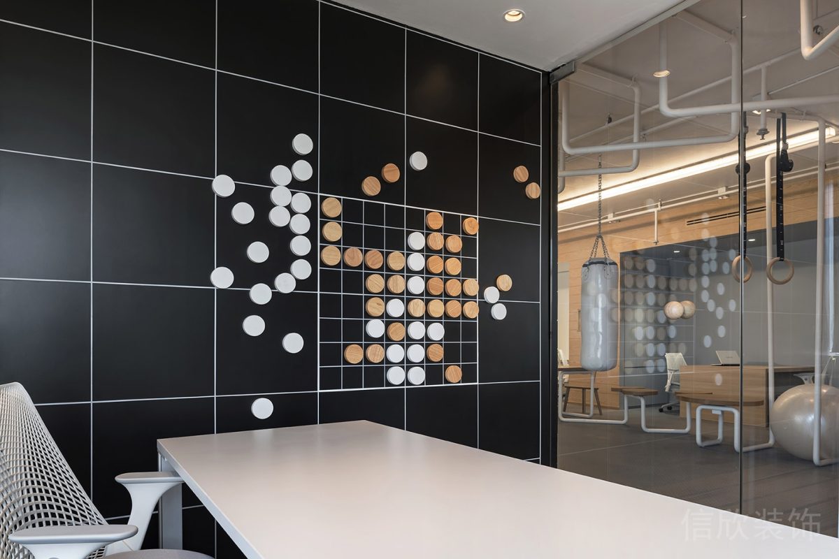 黑色墻體設(shè)計(jì)玻璃隔斷長桌總裁辦公室效果圖