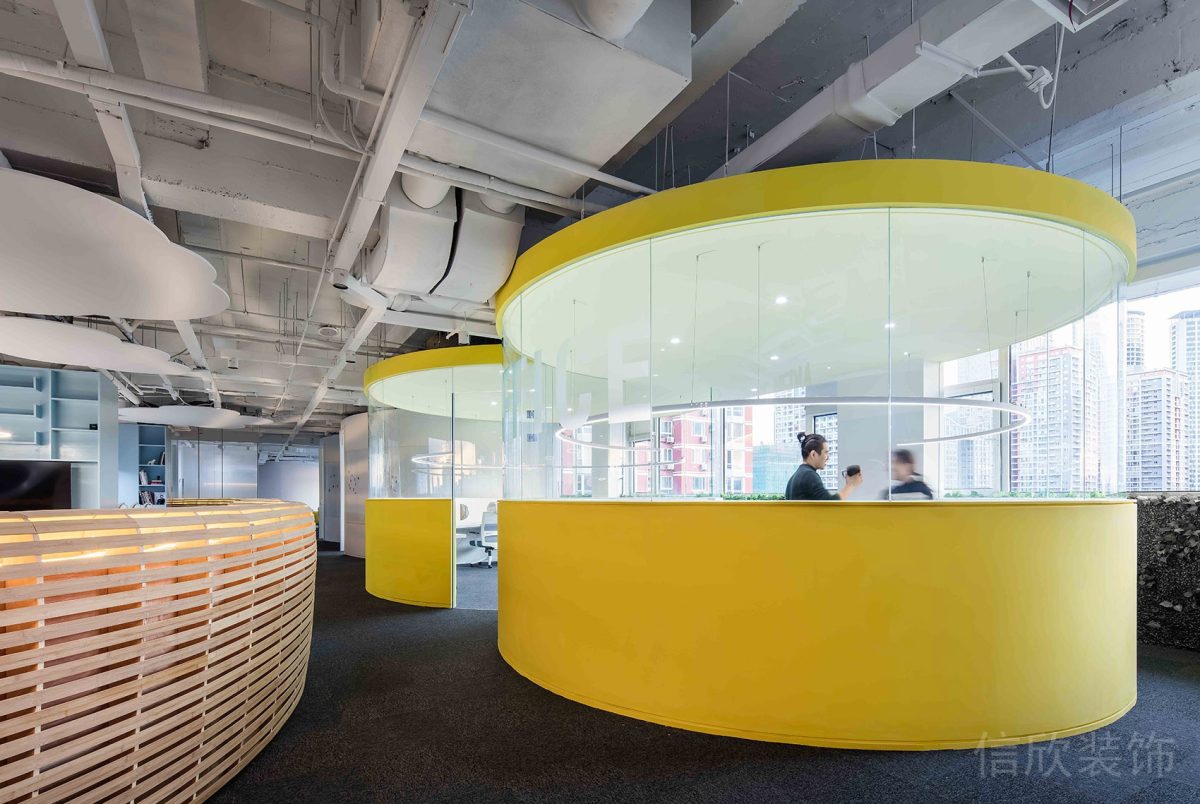 黃色圓形休息區(qū)玻璃半墻隔斷裝修設計辦公室工業(yè)風效果