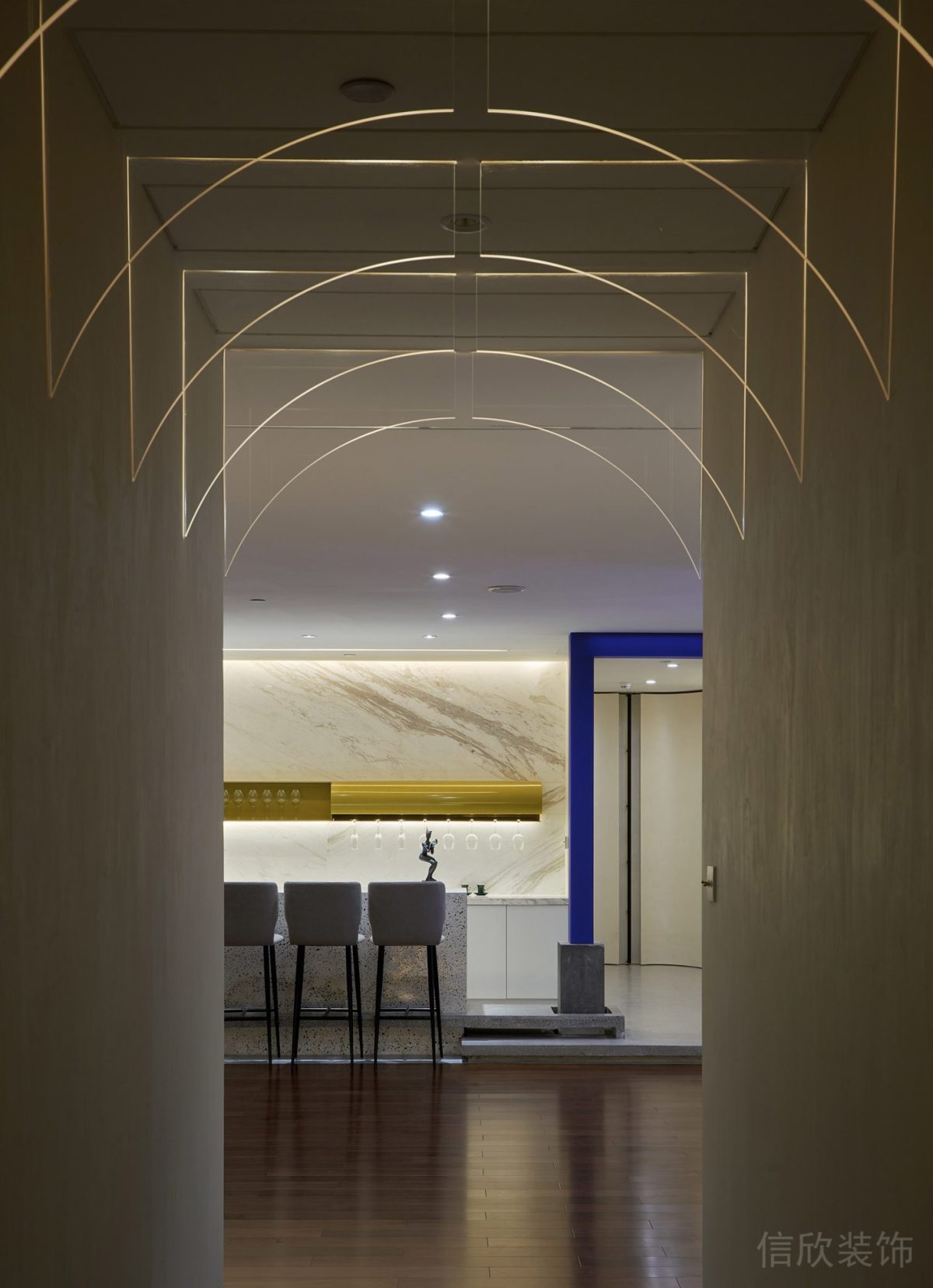 弧形玻璃門(mén)框裝修原木風(fēng)地板設(shè)計(jì)辦公室茶水間效果圖