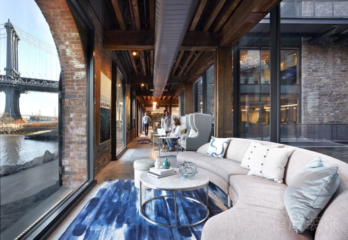 弧線布藝沙發(fā)裝修工業(yè)風(fēng)紅磚復(fù)古設(shè)計辦公室休息區(qū)直線式裝修