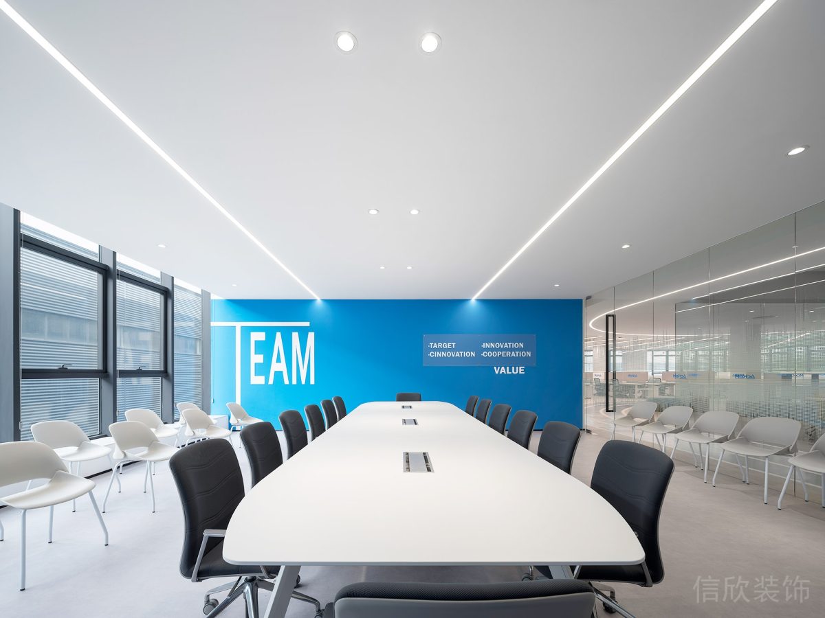 會(huì)議室藍(lán)色字母墻體設(shè)計(jì)簡(jiǎn)約風(fēng)金屬辦公室裝修