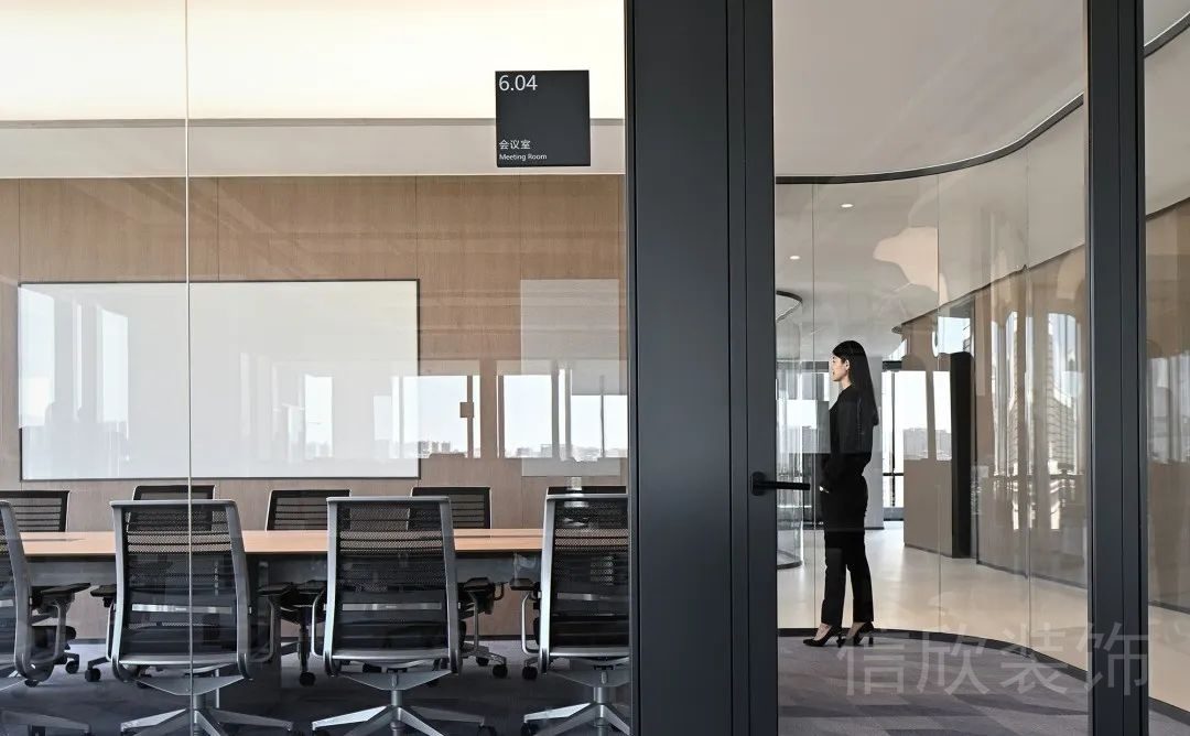 會(huì)議室裝修辦公室設(shè)計(jì)黑色金屬邊框效果