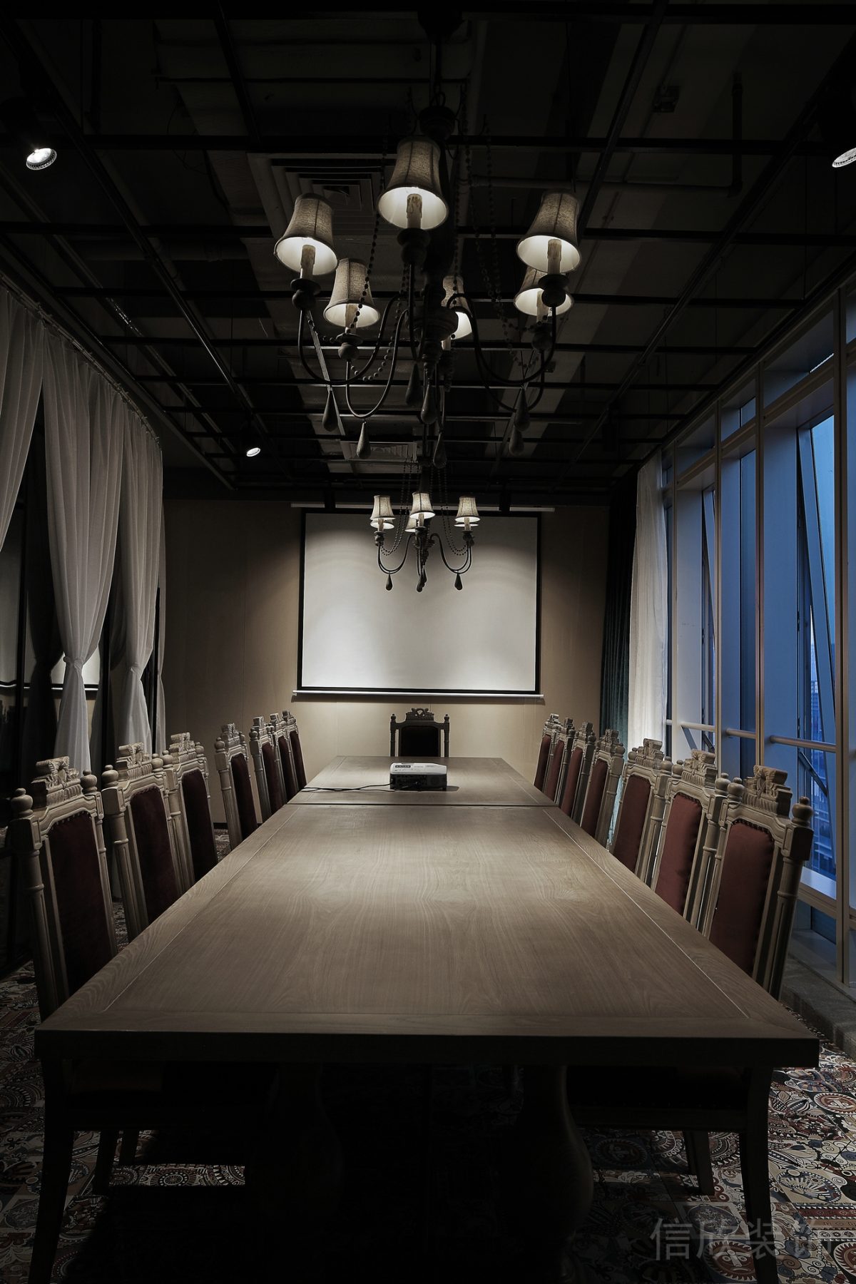 會(huì)議室裝修設(shè)計(jì)效果圖復(fù)古天花鏤空設(shè)計(jì)圖