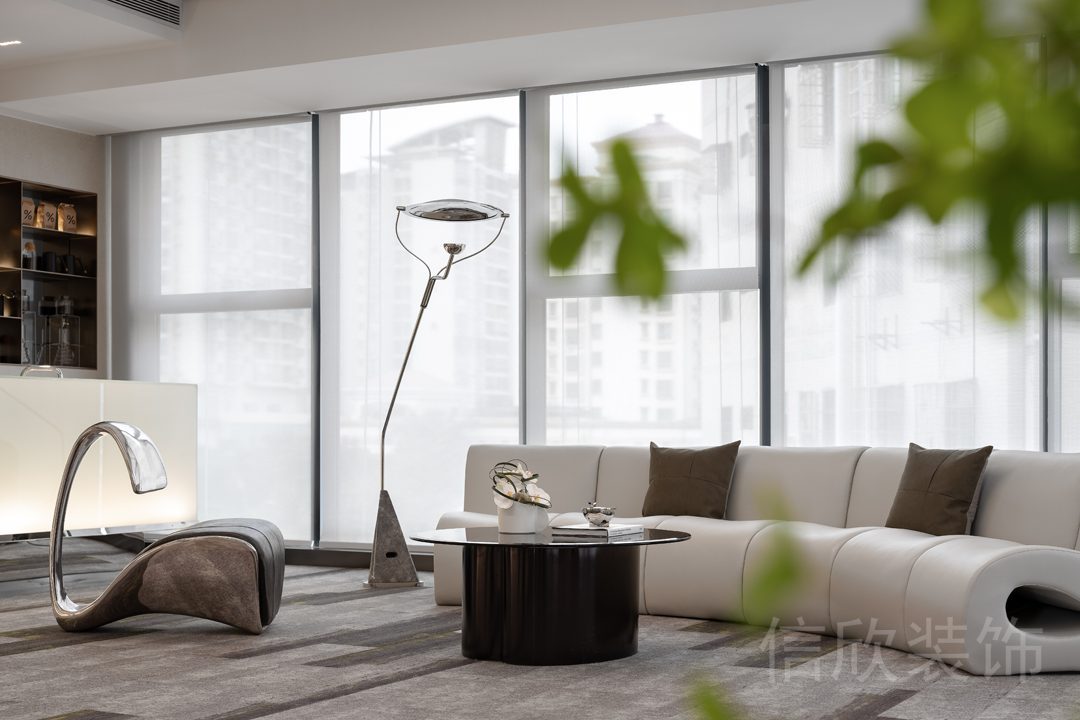 漸變玻璃隔斷裝修設(shè)計(jì)大廳休息區(qū)白色沙發(fā)