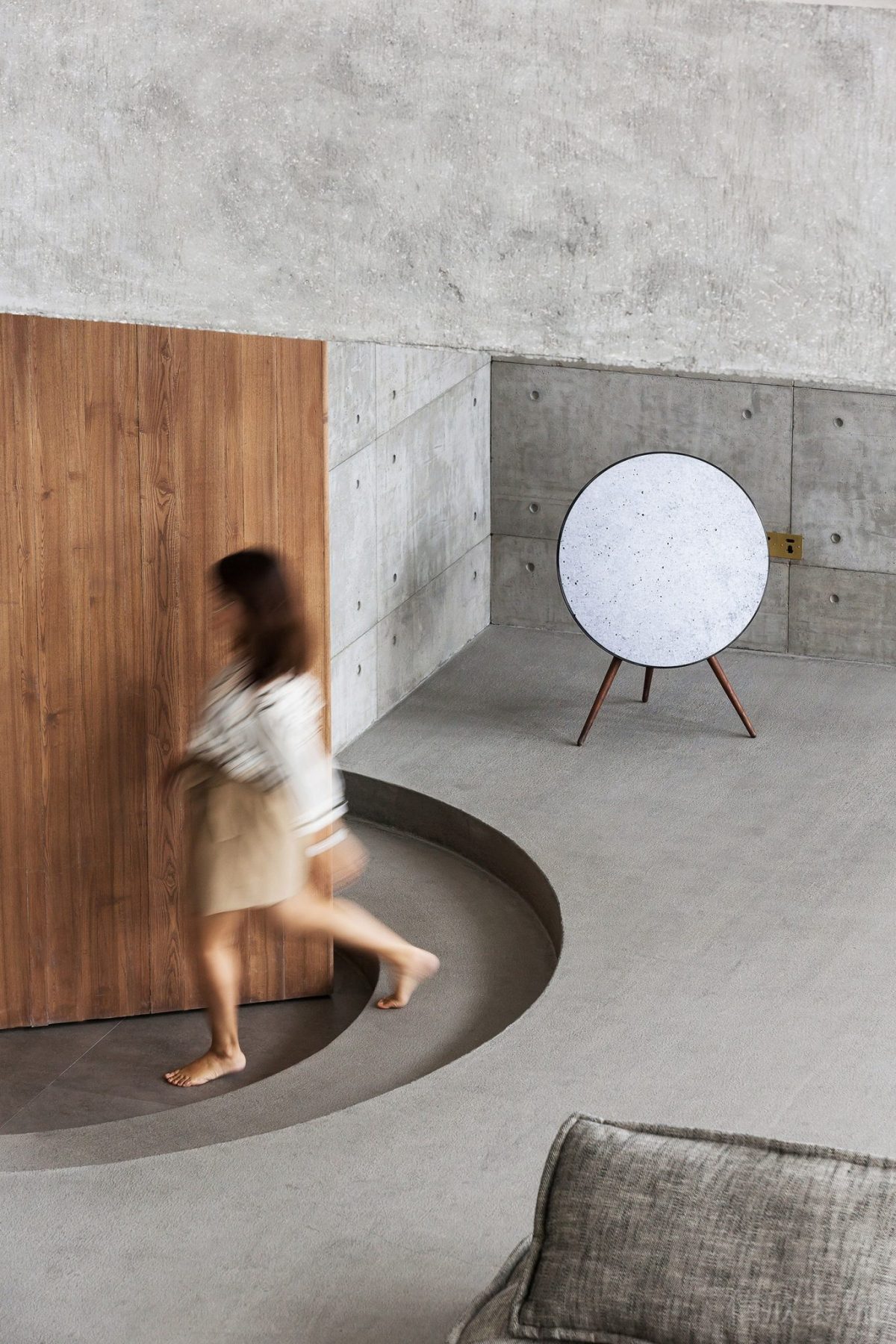 機構(gòu)圓形裝修設(shè)計地臺灰色調(diào)實木墻體布藝沙發(fā)設(shè)計圖