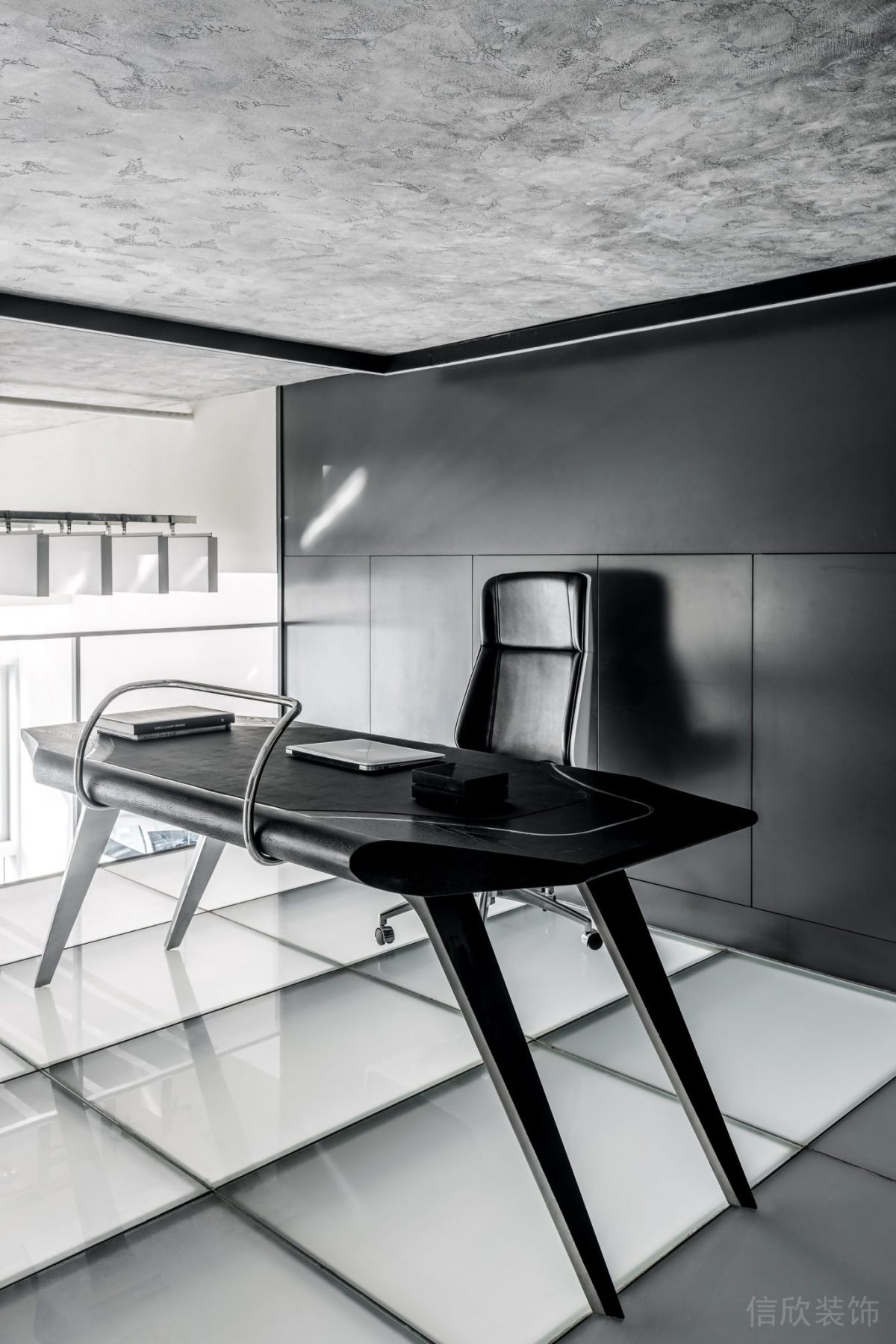 極簡科技風黑色調桌面設計工業(yè)風天花板辦公室