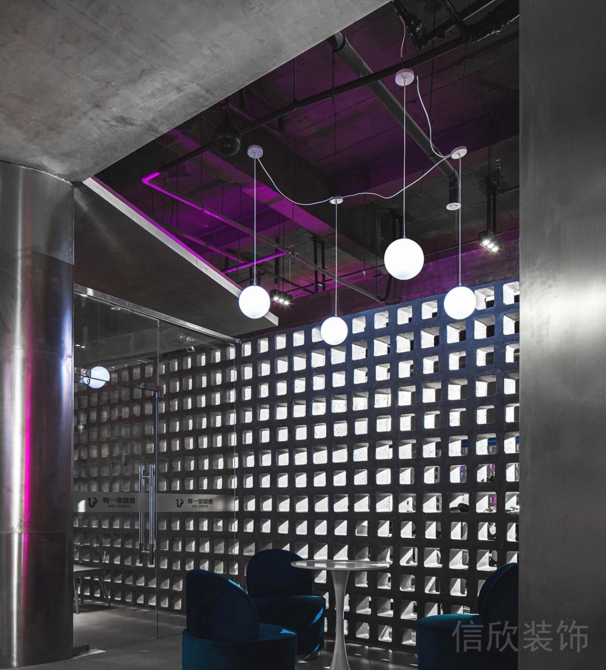 健身房休息區(qū)裝修設(shè)計(jì)效果圖天花燈飾及設(shè)計(jì)鏤空洞洞板科技感設(shè)計(jì)