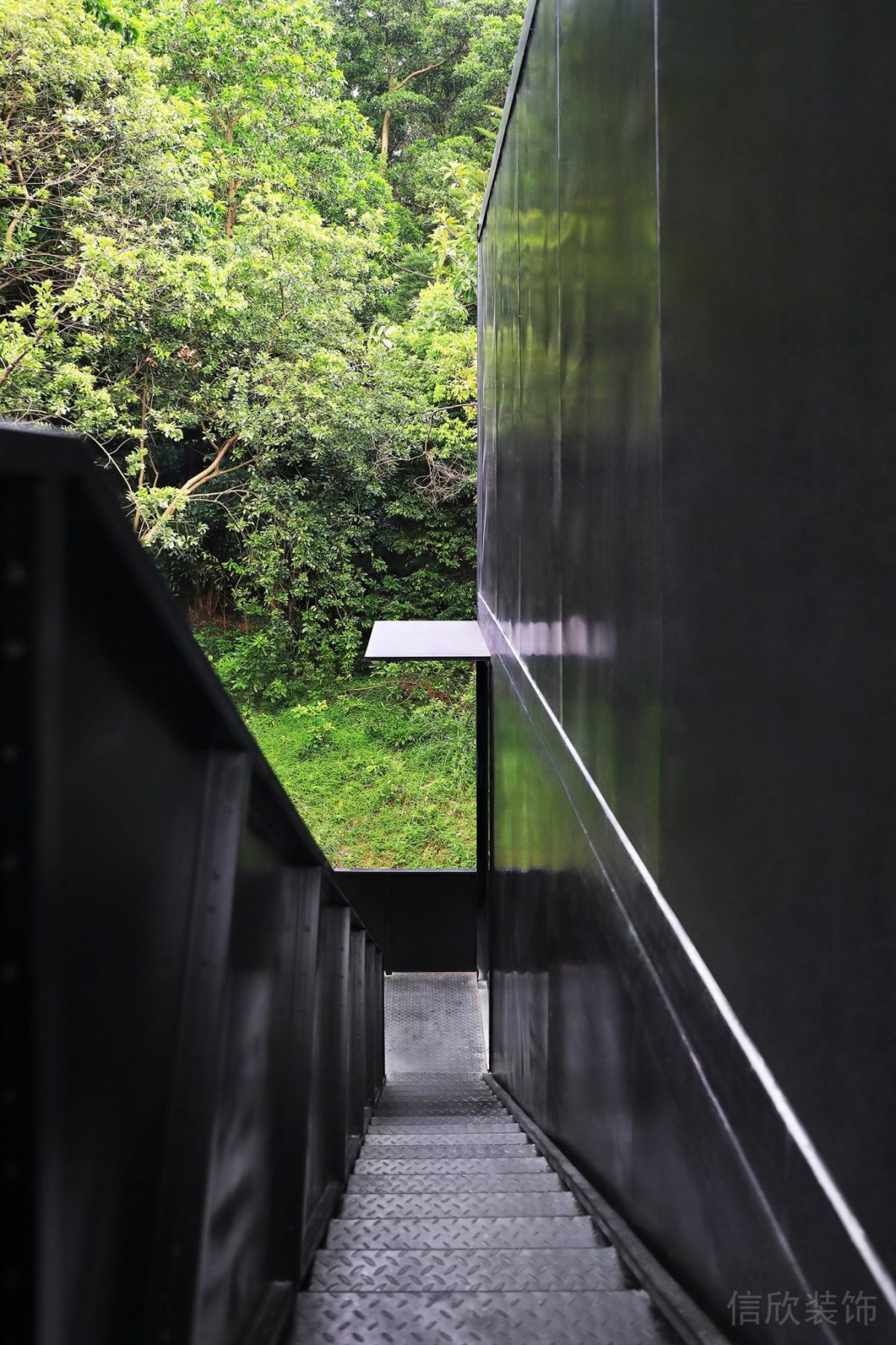 金屬黑色階梯辦公室過(guò)道設(shè)計(jì)圖