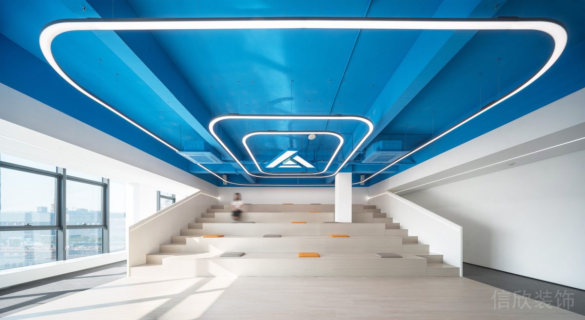 階梯式藍(lán)色天花亞克力設(shè)計(jì)環(huán)形燈飾工作室藍(lán)白設(shè)計(jì)圖