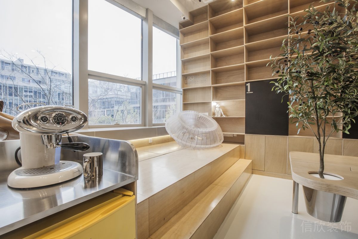 階梯式木飾面裝修收納墻柜效果玻璃墻體隔斷裝修設(shè)計(jì)辦公室