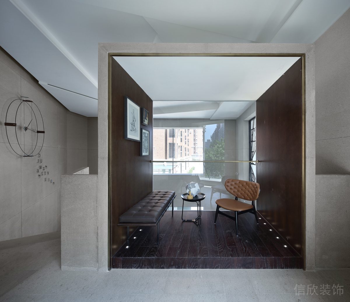 開放式休息區(qū)胡桃木深色沙發(fā)休息區(qū)地臺辦公室過道效果