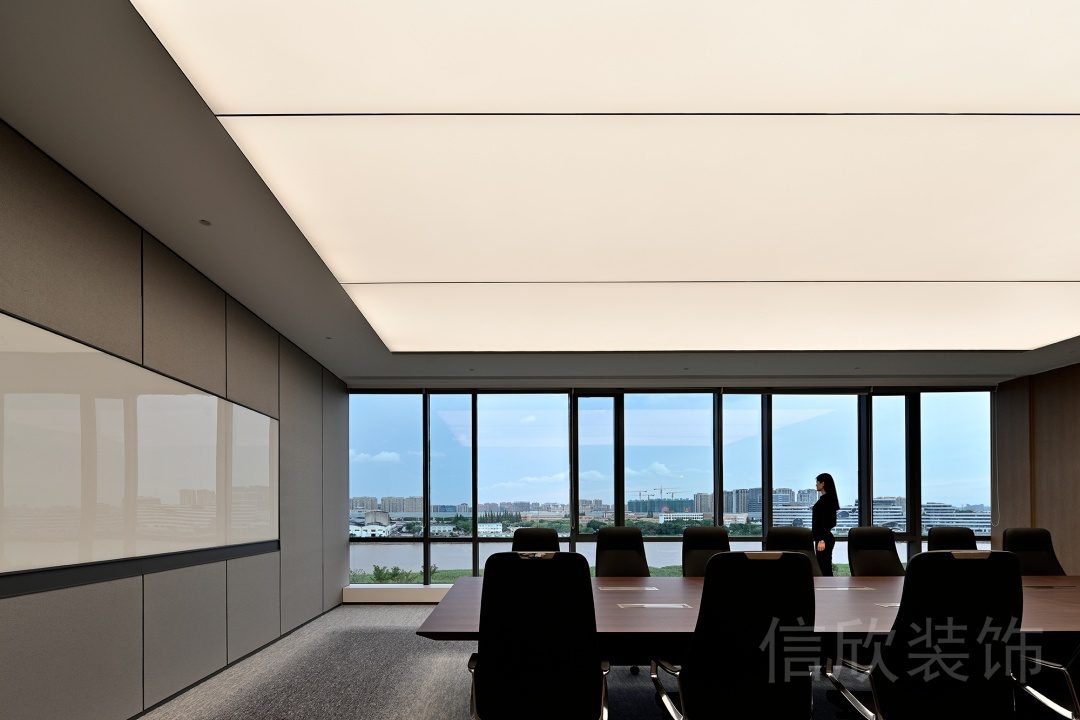 可調(diào)節(jié)燈飾效果琺瑯板效果白色墻體隔斷水磨石地板會(huì)議室