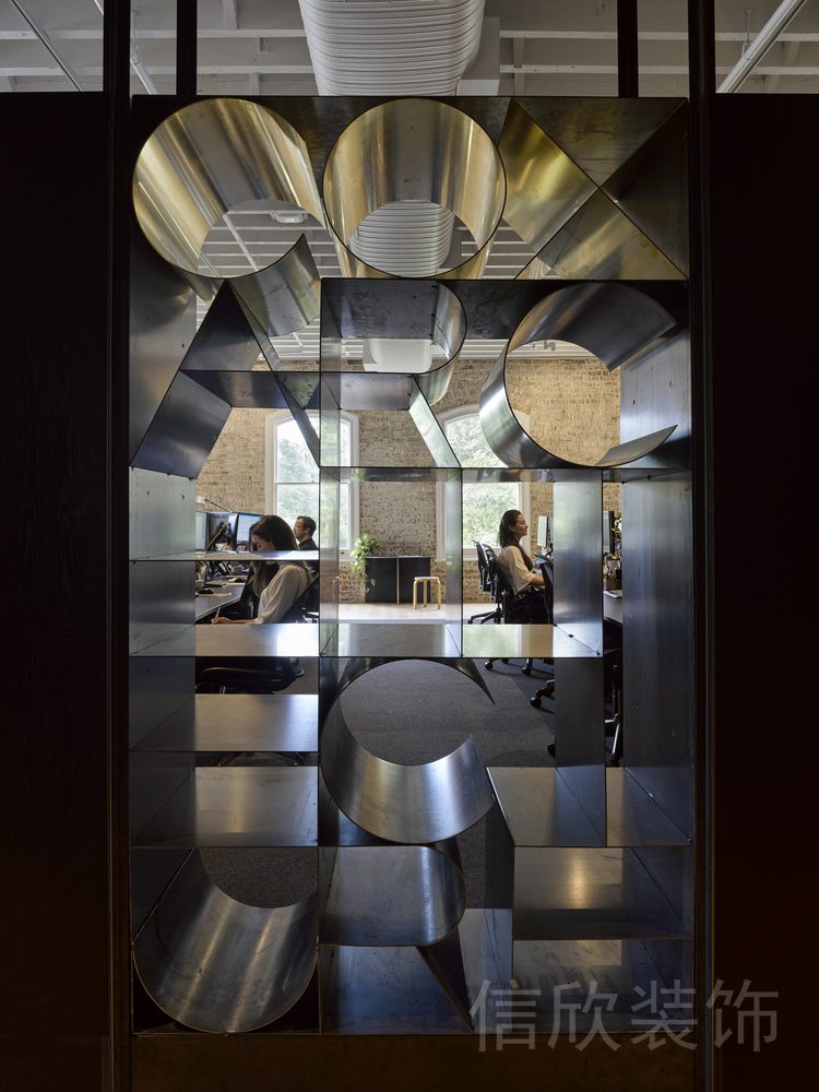 鏤空金屬墻體設計效果圖現(xiàn)代辦公室創(chuàng)意設計圖