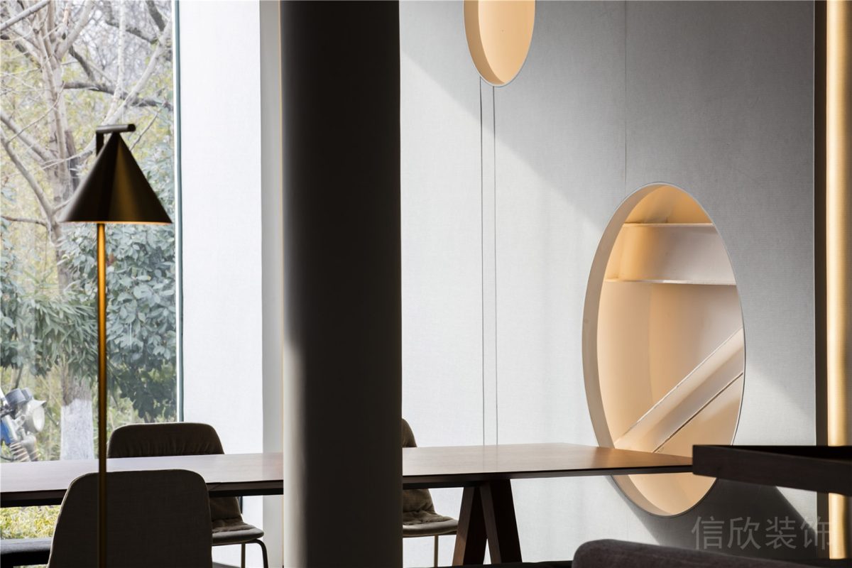 鏤空式圓形墻壁設(shè)計(jì)原木極簡(jiǎn)風(fēng)桌椅設(shè)計(jì)辦公室裝修設(shè)計(jì)圖